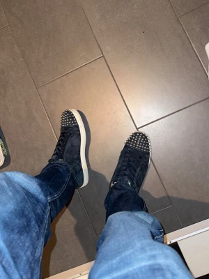 Blå christian louboutin med nitar(intresse koll) - Säljer ett par mörkblå christian louboutin(loubs) skor med silver spikar! Detta är en intreese koll om någon är intresserad. Skriv vid intresse