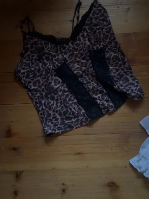 Leopard linne me spets  - Säljer dehär linnet då de aldrig riktigt kommit till nån användning och ba legat i en låda. Helt ny, testad 1 gång men thats it.