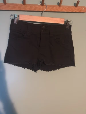 Svarta shorts  - Lågmidjade svarta shorts ifrån HM💓