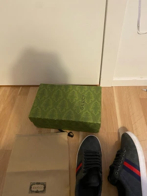 Gucci sneakers med blå och röda ränder - Tjena säljer mina Gucci ace skor då de bara står och samlar damm dom är andvända ett fåtal gånger, pris kan diskuteras och skorna tvättas självklart innan dem skickas.