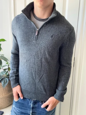 Ralph lauren quarter zip - Ralph lauren quarter zip, Inga defekter! Modellen i bilderna är 180 cm 75 kg och bär Storlek S , Kom med frågor! 🌟 (Kan gå ned i pris vid köp av paket 😉) 