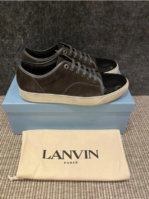 Lanvin skor  -  Bara dustbag medföljer. Extremt fint skick! Kan gå ner lite med snabbaffär