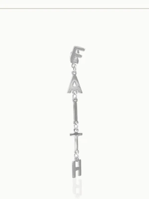 Ioaku Silverfärgat örhänge med bokstäver - (Aldrig använt )Säljer ett hängande örhänge i silverfärgad metall ifrån Ioaku där bokstäv erna bildar ordet FAITH. Örhänget har en modern och minimalistisk design med tydliga, blanka bokstäver som ger ett coolt statement.
