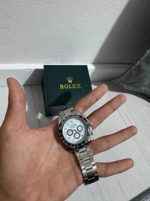 Rolx klocka - Daytona Panda  - • HELT NY DAYTONA PANDA 🐼⏰ • NO SIZE • BOX INGÅR I KÖPET 📦 • FRAKTAS SAMMA DAG • PRISET KAN DISKUTERAS VID SNABB AFFÄR, SKICKA GÄRNA BUD OM NI ÄR INTRESSERAD!
