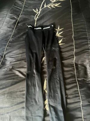 Svarta leggings från Stronger - Snygga svarta träningstights från Stronger i storlek S med hög midja och elastisk linning där loggan STRONGER syns runtom. Tightsen är långa och har en tight passform i stretchigt material som passar perfekt till gymmet eller löpning. Har använt ganska många gånger. Men ändå ganska bra skick.