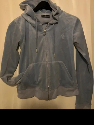 Ljusblå Juicy Couture kofta - OBS!! Mer ljusblå än på bild! Det va konstigt ljus!! Säljer denna ljusblåa kofta i mjuk velour från Juicy Couture då den inte kommer till användning. Är använd fåtal ggr. Hör gärna av er vid fler funderingar 🩷