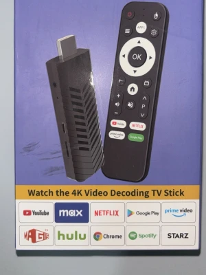 4K TV Stick med fjärrkontroll - Säljer en svart 4K TV Stick med tillhörande fjärrkontroll. Stickan har HDMI-anslutning och stöd för appar som YouTube, Netflix, Prime Video, Google Play, Hulu och fler. Fjärrkontrollen har dedikerade knappar för streamingtjänster och enkel navigering. Perfekt för att streama direkt till TV:n.