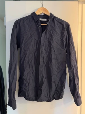 Pierre Balmain skjorta  - Mörkblå Pierre Balmain skjorta🌟 Skulle säga att den är som storlek L men se sista bild för exakt storlek. 