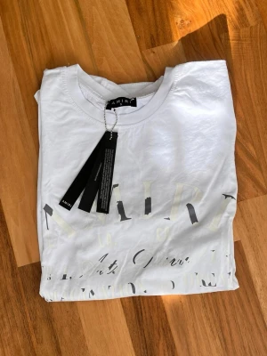 Amiri T-shirt - Amiri T-shirt i toppen skick, användes några gånger. Färgen är inte helt vit. Kom gärna med bud!