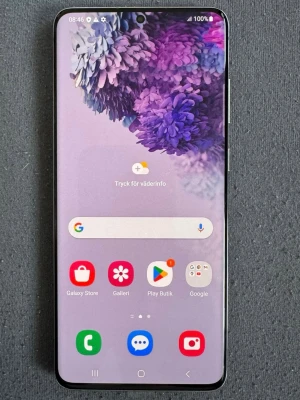 Samsung Galaxy S20  - Samsung Galaxy S20 med stor, kant-till-kant AMOLED-skärm och tunn ram. Mobilen har en elegant grå baksida i glas och en rektangulär kameramodul. Perfekt för dig som vill ha en kraftfull Android-telefon med snygg design och bra prestanda.