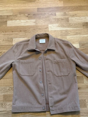 Beige overshirt från These Glory days - Ordinariepris 1400kr. Använd max 2-3 gånger. Perfekt ny skick. 