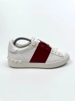 Valentino open sneakers  - Valentino Garavani Open sneakers. Storlek 39,5. Skick 9,5/10. Nypris ca 7700kr. 100% autentiska.