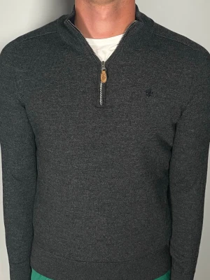 Morris halfzip merinoull - Säljer en riktigt snygg och trendig Morris halfzip i 100% merinoull och i fint skick, storlek M men sitter som XS, vid frågor är det bara att skriva //Gramenti