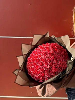 Stor bukett med röda rosor och vita i mitten - En bukett