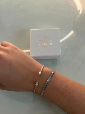 Caroline Swedbom  - Använd 2 gång. Tycker inte det är min stil därför säljer jag den. Jättefin och jättesöt. Den är justerbar. 🥰🥰 Inga skador eller repor, lådan kommer med. 😊