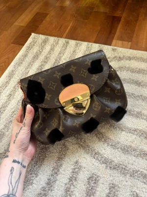 Handväska  - Jättefint skick, märke på stäng-funktipnen men inget som stör användning (se bild) kommer med extra band så man kan ha den som crossbody. Kommer också med dustbag. 