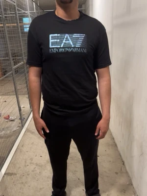 Armani T-shirt  - Han på bilden väger 93kg och är 180cm lång. Priset kan diskuteras. 