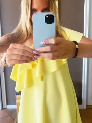 Gul klänning med volanger - Gul klänning som liknar den populära från zara😚💛strl xs💛