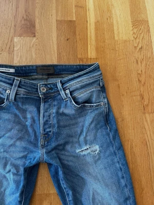 Jack & Jones Jeans - Snygga Jack & Jones jeans  Modell Glenn Slim fit  Skick 8/10 Storlek 29/32 Pris kan diskuteras  (Ser bara skrynkliga ut för dom ligger på golvet)  
