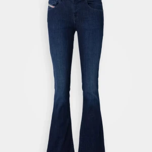 1969 d-ebbey flared diesel jeans - Snygga mörkblå jeans i midrise med bootcut. Helt nya diesel jeans som använts 1 gång, bra i längd om man är över 170, kostade 1600 orgpris!