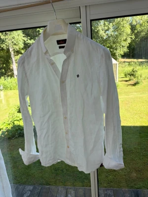 Morris skjorta linne  - Snygg linne skjorta från Morris i storlek xs. Fint skick lite gul under armar som de alltid blir på dessa men annars fräsch! Pris 425kr mvh 