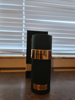 Parfym Santal & Zenith Deep - Två parfymer i stilrena flaskor, en mörkgrön med gulddetaljer och texten 'Santal', samt en vit med silverdetaljer och texten 'Deep Zenith'. Båda flaskorna har räfflad yta och modern design, perfekta för dig som gillar exklusiva dofter.