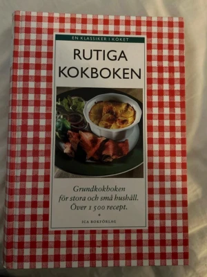 Rutiga kokboken ICA Bokförlag - Rutiga kokboken är en klassisk kokbok med röd- och vitrutigt hårt omslag. Boken innehåller över 1500 recept och passar både stora och små hushåll. Perfekt för dig som vill ha en grundkokbok med tydliga instruktioner och inspiration till matlagning.