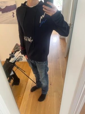 Luvtröja från Zadig Voltaire Kashmir  - Skitsnygg blå hoodie från Zadig Voltaire med 30% Kashmir. Riktigt skön tröja sitter perfekt. Storleken är S men den passar bra för M. Som det syns på bilden har den gått upp vid halsen men det är inte speciellt synligt vid användning. Annars är den i toppskick! Bara att skriva vid frågor eller funderingar💯💯