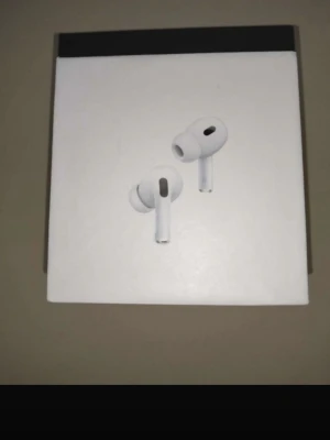 Apple AirPods Pro2 - Säljer ett par vita Apple AirPods Pro med laddningsetui. De är in-ear hörlurar med stilren design och silikonproppar för bra passform. Perfekta för musik, samtal och träning. Kommer i originalförpackning.