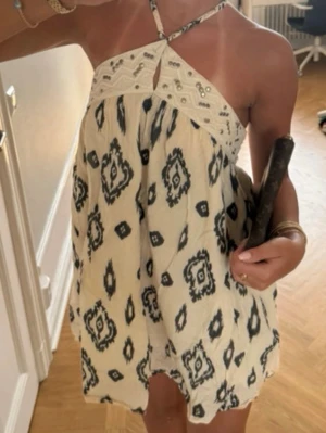 Super fin sommar klänning - Säljer en super fin sommar klänning från Zara. Storlek S. 