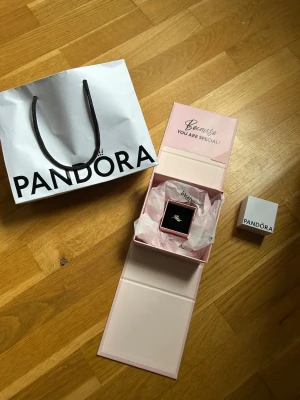 Pandora promise ring  - Pandora ring i storlek 52. Inget slitage över huvudtaget, dock är den lilla påsen lite skrynklig så man får välja om man vill ha med den. Men man kan få boxen den ligger och påsen om man vill❤️ 14 karat guld 