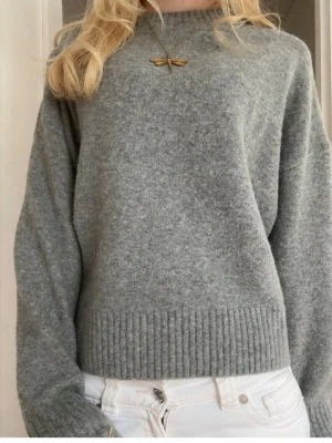 Stickad tröja  - Söt grå stickad tröja från Zara. Knappt använd men jättesöt och mysigt material, storlek S❤️
