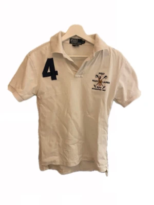 Polo Ralph lauren  - Obs- har sytt in tröjan ungefär 2cm vid midjan och 2cm upp! Skit snygg polo Ralph lauren tröja! Tröjan har defekter som att den är insydd men och smink fläck vid kragen som jag inte får bort! Ingenting som man ser eller märker!!!