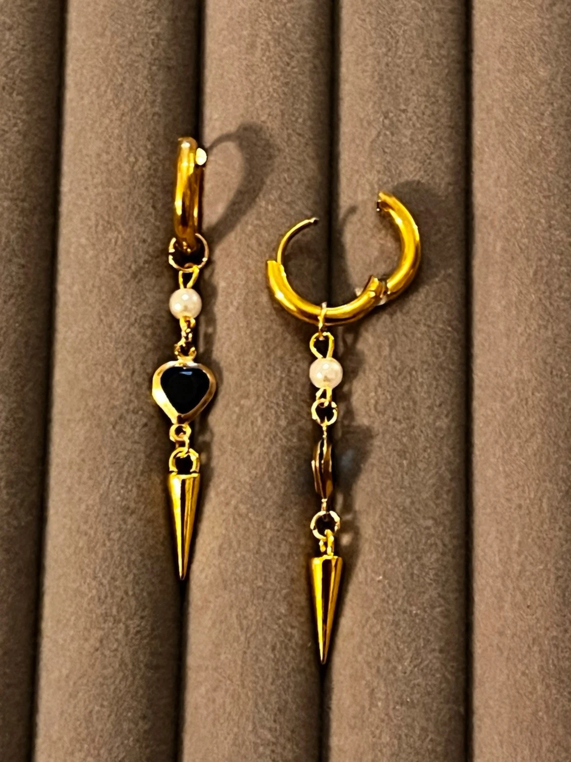 Guldörhängen med pärla och svart hjärta - 1