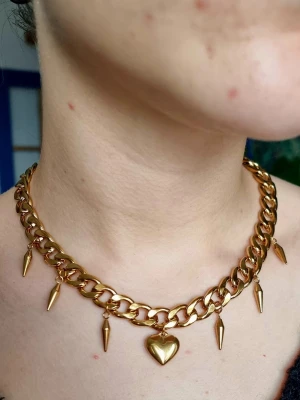 Stilfullt halsband med hjärta  - Material-18K guldpläterat rostfritt stål. Längd-40cm-45cm, kedjetjocklek-9mm #60