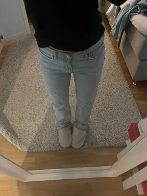 Ljusblå raka jeans - Säljer ett par ljusblå jeans med rak passform🌸 W26 L32