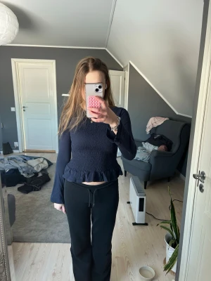 Mörkblå långärmad ribbad tröja  - Säljer denna mörkblå långärmade tröjan från Gina Tricot då den inte passar längre. I tunt material och med en ”volang” längst nere. Ribbad runt midjan. Sparsamt använd. Skriv för frågor eller fler bilder💕💕Pris kan diskuteras 