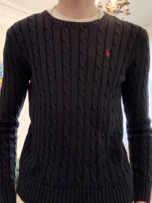 Polo Ralph Lauren Mörkblå Kabelstickad - Svart kabelstickad tröja från Polo Ralph Lauren         Storlek M     Mycket bra skick