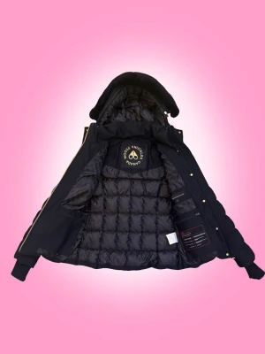 Svart dunjacka från Moose Knuckles - Snygg svart dunjacka från Moose Knuckles med guldfärgade dragkedjor och knappar. Jackan har luva med svart päls. Använd endast ca 5 gånger så i väldigt nytt skick! Skriv ifall ni har några frågor, prisförslag eller vill ha fler bilder, svarar väldigt snabbt💕