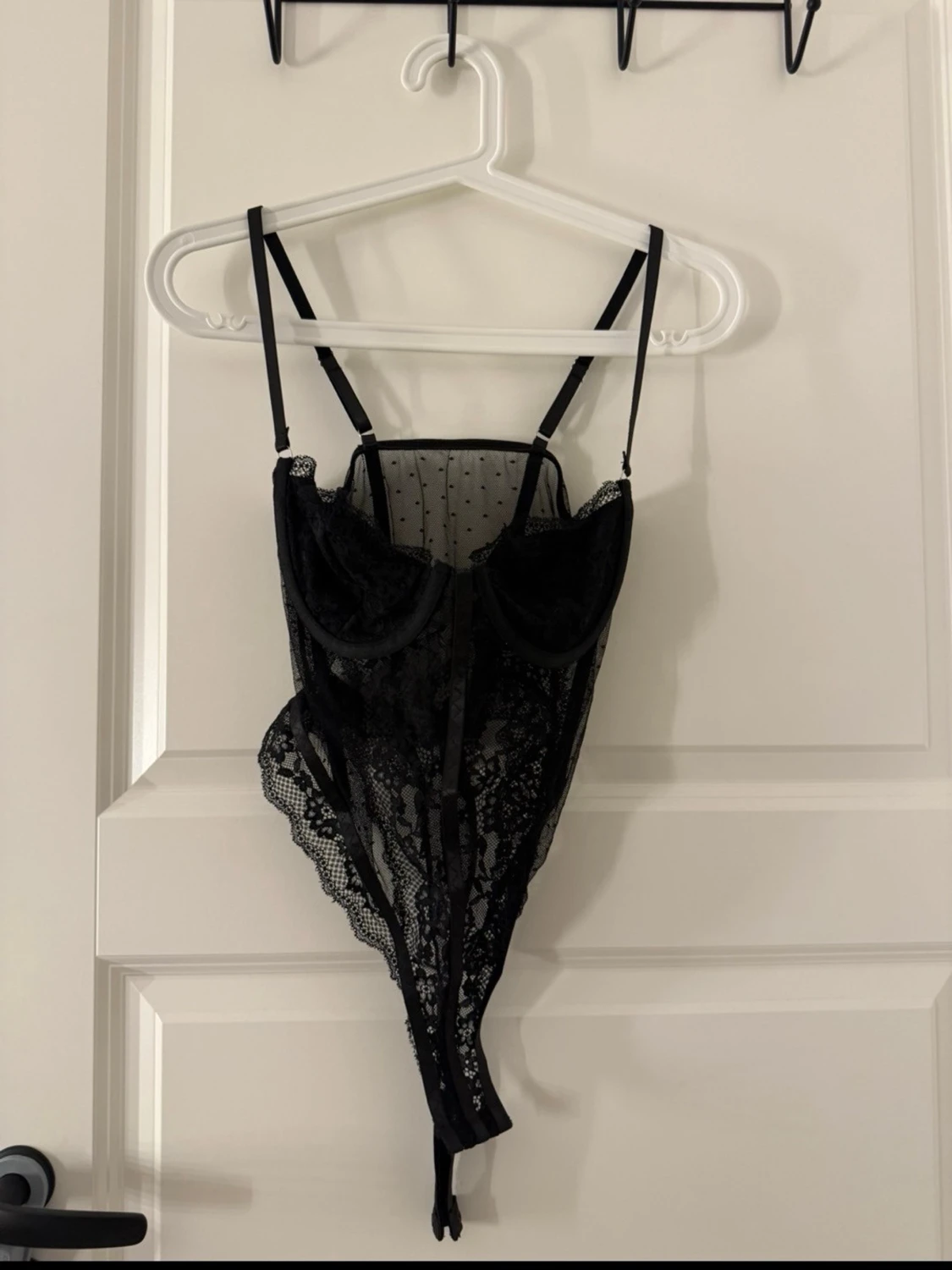 Svart spetsbody med meshdetaljer