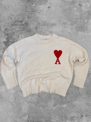 Vit stickad tröja från Ami Paris - Vit stickad tröja från Ami Paris. Nästan helt ny har bara använt ett fåtal gånger👍 Storlek M  :)