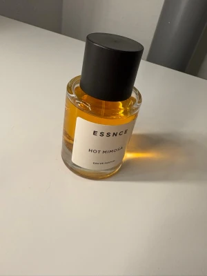ESSNCE Hot Mimosa Eau de Parfum - ESSNCE Hot Mimosa Eau de Parfum, inspirerad av Linn Ahlborgs hotshot 🌼 knappt använd! 