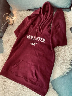 Vinröd hoodie från Hollister - Riktigt snygg och kan lyfta en outfit till skyarna.   Skick:8,5/10 Storlek: M men passar även S. mått: Längd 68, bredd 55cm