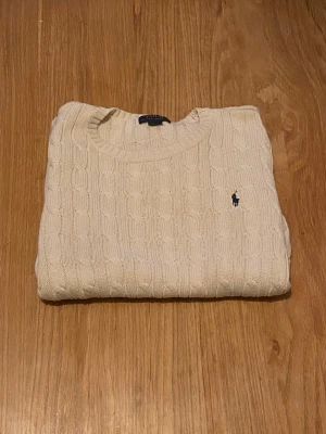 Ralph lauren tröja kabelstickat - Ralph lauren tröja jätte bra skick utan några defekter alls. Storlek L men krympt ner till bäst passande storlek XS kanske S.  Pris går o förhandla om