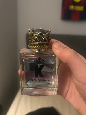 Dolce Gabbana parfym K - Hej! Säljer en dolce Gabbana K parfym fick den i julklapp men väljer att sälja den för pengarna. Det är 50 ml och spreyad Max 10 ggr priset kan diskuteras.
