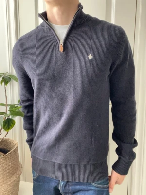 Morris stickad quarter zip  - Morris stickad quarter zip - en favorit från oss. Inga defekter! Modellen i bilderna är 180 cm 75 kg och bär Storlek L , Kom med frågor! 🌟 (Kan gå ned i pris vid köp av paket 😉) 