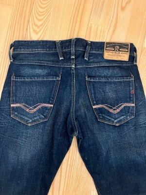 Mörkblå Replay Anbass jeans - Snygga mörkblå jeans från Replay, modell Anbass. Använda väldigt lite och är i storlek W31 L34. Hör av dig om du har några frågor! 