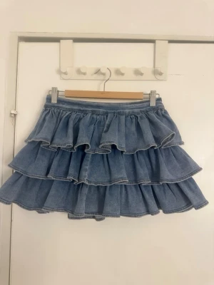 Kjol med volang och inbyggda shorts - Super finnkjol från raglady i Gbg, superfin med prislapp kvar. Kommer ej till användning och passar inte. Hundhår kan finnas på plagget.köpt för 799kr🤍