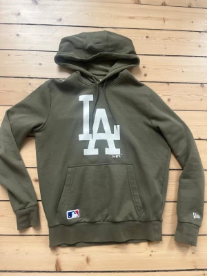 New era hoodie - Säljer denna new era hoodien som är i gott skick. Storlek xs men passar även s. Skriv för frågor✅