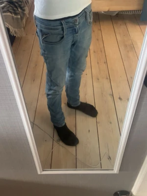 Ljusblå slim fit jeans från Dickies - Säljer ett par ljusblå slim fit jeans från Dickies med klassisk femficksdesign och låg midja. Jeansen har snygga slitningar och en avslappnad passform som passar perfekt till vardagslooken. Tillverkade i mjukt denimtyg för skön känsla.